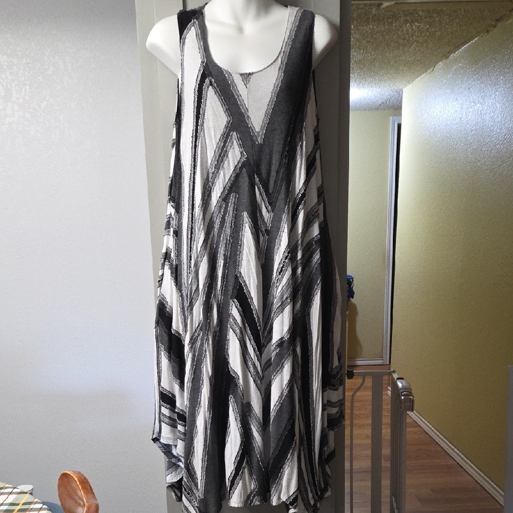 Simply Vera Vera Wang Black and White Asymmetrical Dress